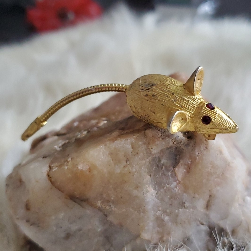 Mouse pin